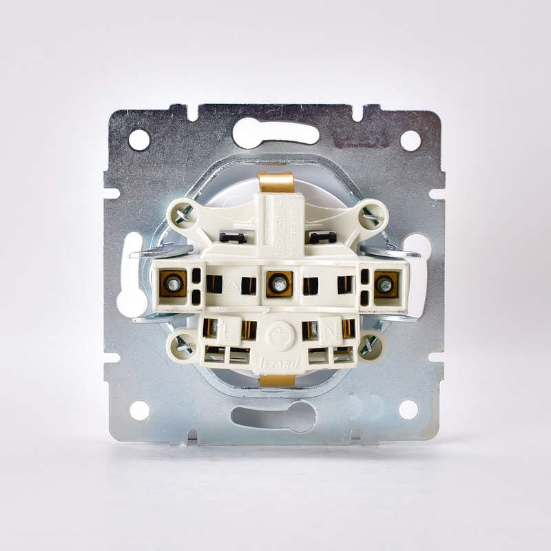 Розетка  Karina с заземлением термопласт жемчуж./белый перламутр. LEZARD 707-3088-124B