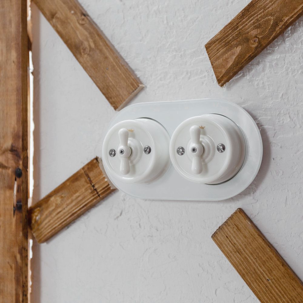 Переключатель/выключатель одноклавишный белый Ретро W5612001