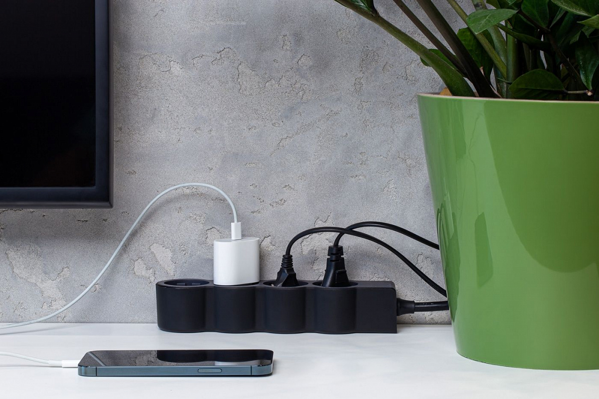 Удлинитель с заземлением Legrand 6 розеток с кабелем 3 м., цвет: черный